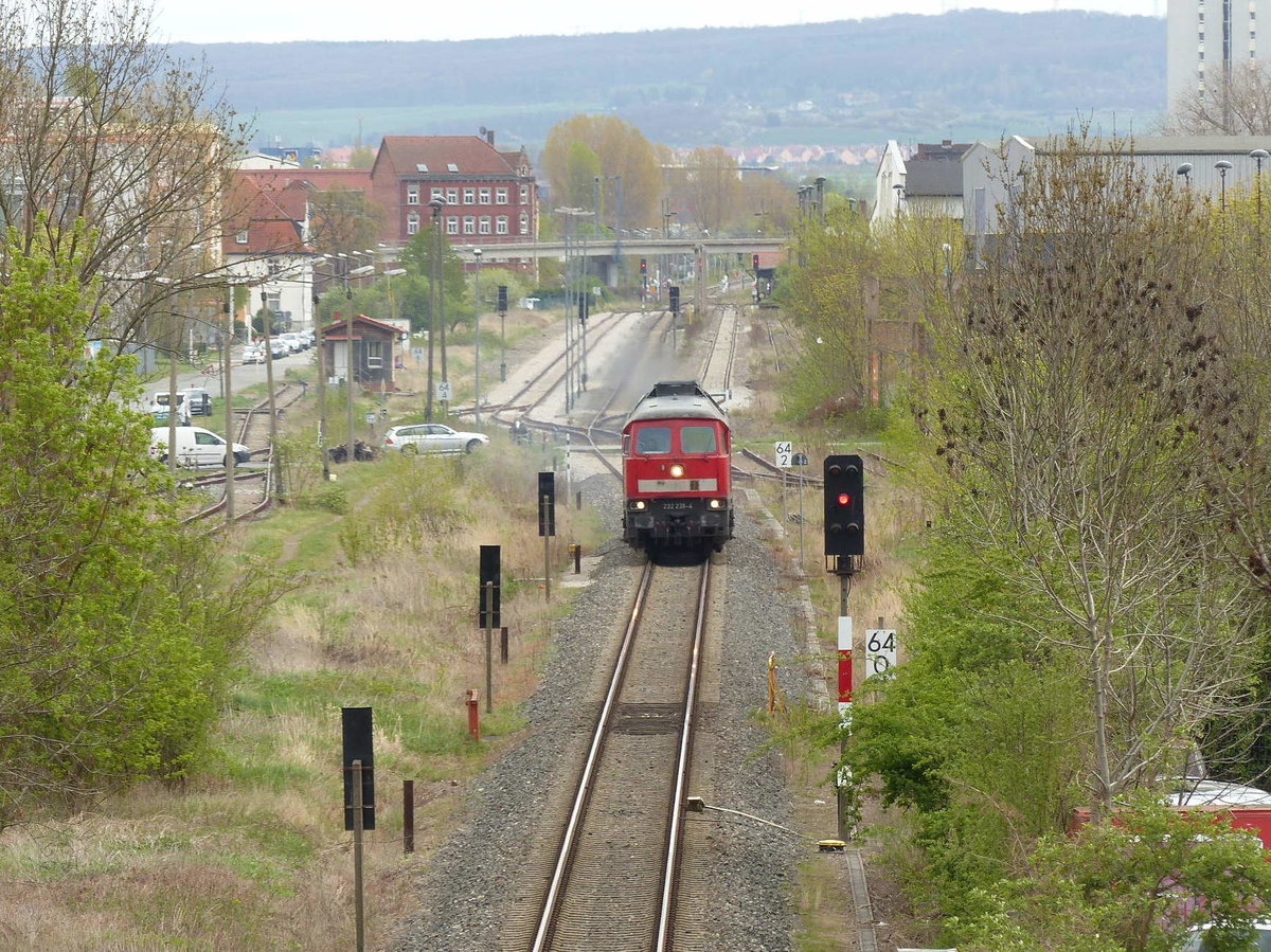 EBS 232 239-4 + 118 719-4 als Tfzf von Erfurt Gbf nach Ebeleben, am 11.04.2017 bei der Ausfahrt in Erfurt Nord.