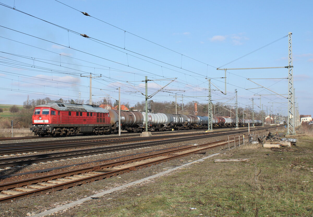 EBS 232 239-4 mit Kesselwagen nach Emleben, am 28.02.2023 bei der Ausfahrt in Neudietendorf.
