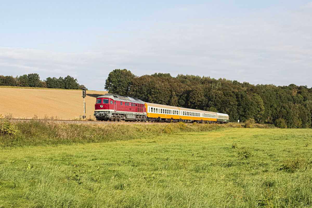 EBS 232 334 mit Städteexpress in Gößnitz.
Am frühen morgen des 25.09.2021 fuhr 232 334 mit einem Sonderzug nach Neuenmarkt-Wirsberg in einen Reichsbahnbahnhof wie er im Buche steht, und zwar Gößnitz.
