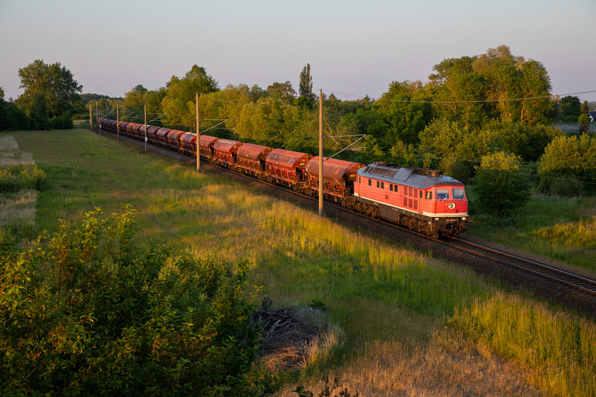 EBS 232 690 mit Getreide am 07.06.2023 nach 21 Uhr bei Kummerow.
