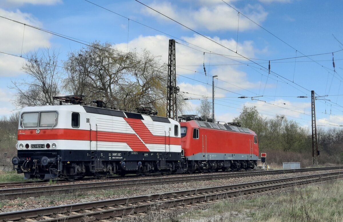 EBS 243 822-4 (91 80 6143 822-5 D-EBS) und FWK 156 002-8 pausieren am 16.04.2022 in Naumburg (S) Hbf.