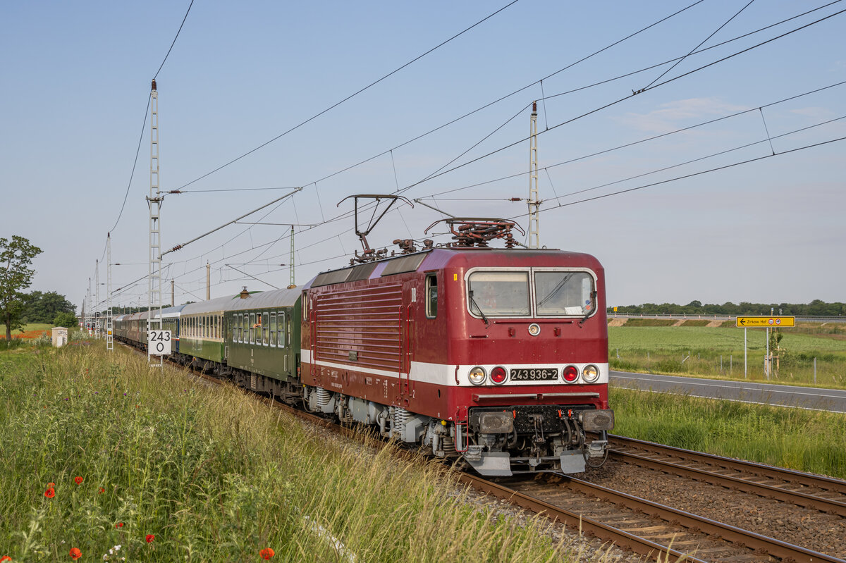EBS 243 936 (143 936) beförderte in der Nacht vom 17.06., auf den 18.06.2022 den ersten Störtebeckerexpress für die Press im Jahr 2022 von Chemnitz Hbf nach Bergen (Rügen). Aufgenommen bei Zirkow Hof.
