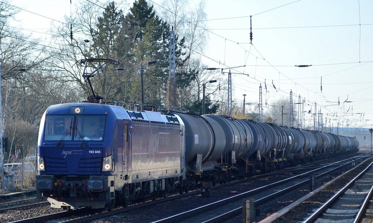 EBS Erfurter Bahnservice Gesellschaft mbH mit der mgw Service Vectron   193 845  [NVR-Number: 91 80 6193 845-5 D-MGW] und Kesselwagenzug (Benzin) Richtung Frankfurt/Oder am 18.02.19 Berlin-Hirschgarten.