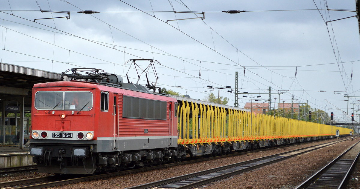 EBS Erfurter Bahnservice Gesellschaft mbH, Erfurt mit der  155 195-1  [NVR-Nummer: 91 80 6155 195-1 D-FWK] vom Einsteller FWK - Fahrzeugwerk Karsdorf GmbH & Co. KG und einem Ganzzug Drehgestell-Flachwagen mit Rungen zum Transport von Stammholz (leer) am 30.09.19 Durchfahrt Bahnhof Flughafen Berlin Schönefeld.