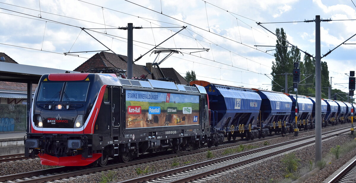EBS - Erfurter Bahnservice GmbH, Erfurt [D] mit ihrer  187 420-5  [NVR-Nummer: 91 80 6187 420-5 D-EBS] und einem Ganzzug Schüttgutwagen mit Schwenkdach (Fa. k+s) am 01.08.23 Höhe Bahnhof Luckenwalde.
