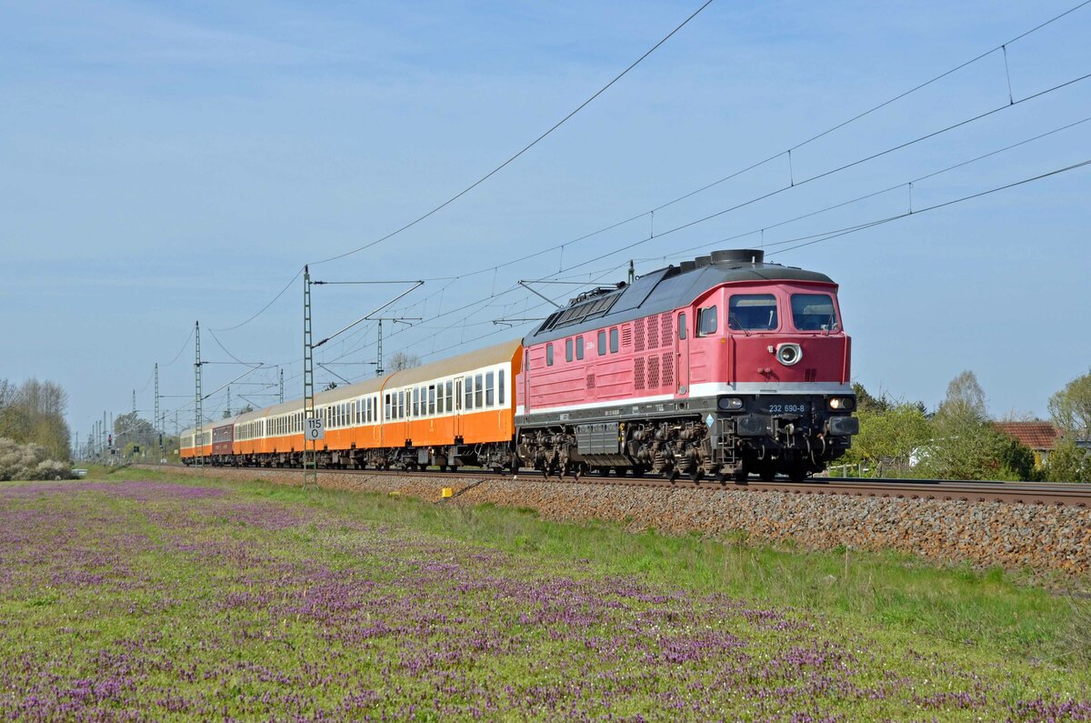 EBS führte am 22.04.23 eine Sonderfahrt von Erfurt nach Berlin-Lichtenberg. Hier zieht die Ludmilla ihren Sonderzug durch Gräfenhainichen Richtung Wittenberg.