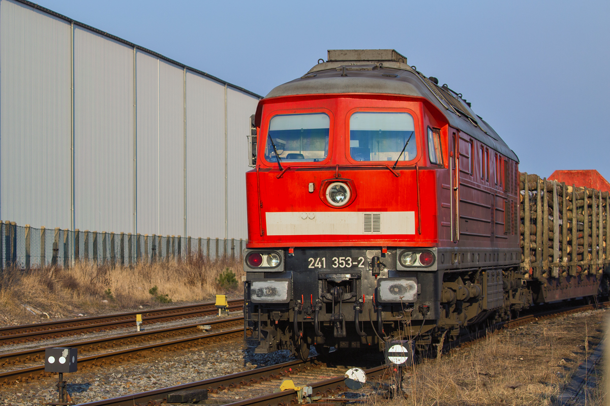 EBS Lok der BR 241 auf dem Torgelower Nebengleis vor einer Gleissperre. - 10.02.2017