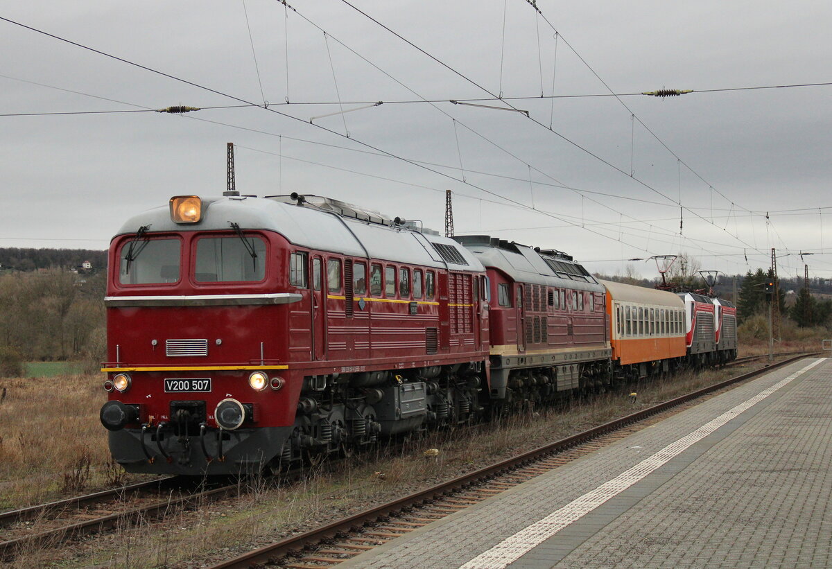 EBS V200 507 + 132 334 + D-EBS 56 80 21-80 084-8 Bom und den FWK-Loks 143 056 + 143 124, am 02.01.2024 in Naumburg (S) Hbf. Während die V300 und der StädteExpresswagen nach Karsdorf überführt wurden, fuhren die beiden 143er wenig später Richtung Bad Kösen.