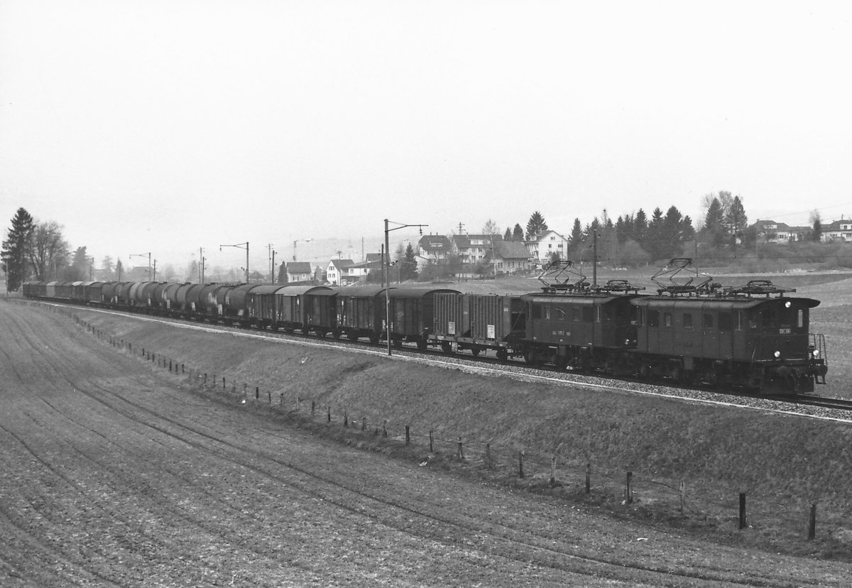 EBT: Güterzug mit Be 4/4 Doppeltraktion zwischen Solothurn und Biberist im April 1983 an einem trüben Tag.
Foto: Walter Ruetsch