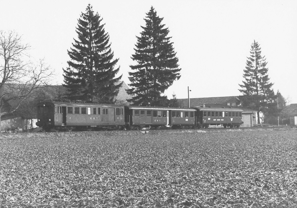 EBT: Regionalzug bei Biberist mit einem BDe 2/4, einem BD und ein Stahl B (ehemals SBB) im April 1984.
Foto: Walter Ruetsch