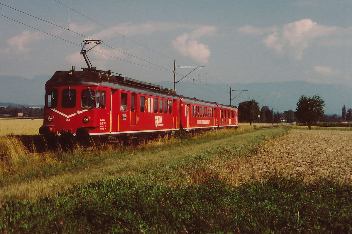 EBT/RM: Regionalzug Thun-Solothurn mit dem Miragependel BDe 4/4 II 252,  Willisau  zwischen Aefligen und Utzenstorf im August 2003.
Foto: Walter Ruetsch 