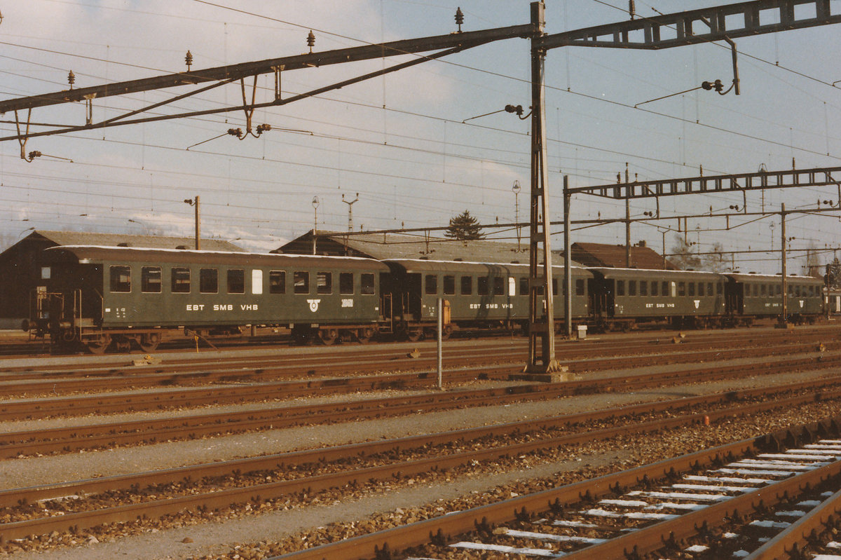EBT/SMB/VHB: Die vier  Stahlkasten Bi 471-474 (ehemals SBB) mit neuem Anstrich in Burgdorf vereint im Februar 1985.
Foto: Walter Ruetsch 
