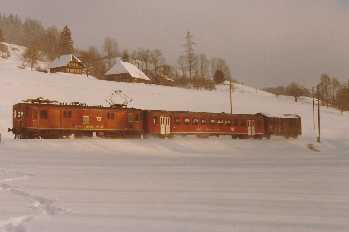 EBT/VHB: Als auf der ehemaligen VHB noch planmässige Züge verkehrten.
Regionalzug mit einem De 4/4 zwischen Huttwil und Sumiswald unterwegs im Januar 1985.
Foto: Walter Ruetsch 