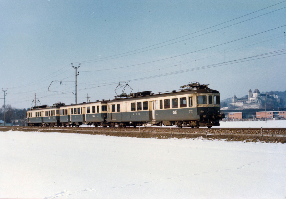 EBT/VHB: Regionalzug bestehend aus einem BDe 4/4 I Pendel und einem BDe 4/4 I bei Oberburg im Januar 1985.
Foto: Walter Ruetsch 