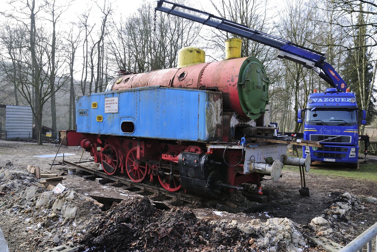 EBV Lok Anna 9, eine Lok aus dem Hause Krupp, Baujahr 1938. Von 1959 bis 1972 wurde sie an der Grube Anna eingesetzt. 1973 wurde sie als Spielplatzlok am Alsdorfer Tierpark aufgestellt. Auf nahme am Samstag 11.2.2017 bei der Demontage und für den abtransport in die Sammlung des Deutschen Werkbahnmuseums (Hannover), die sich seit einigen Jahren auf dem Gelände des Eisenbahn-Club Aschersleben