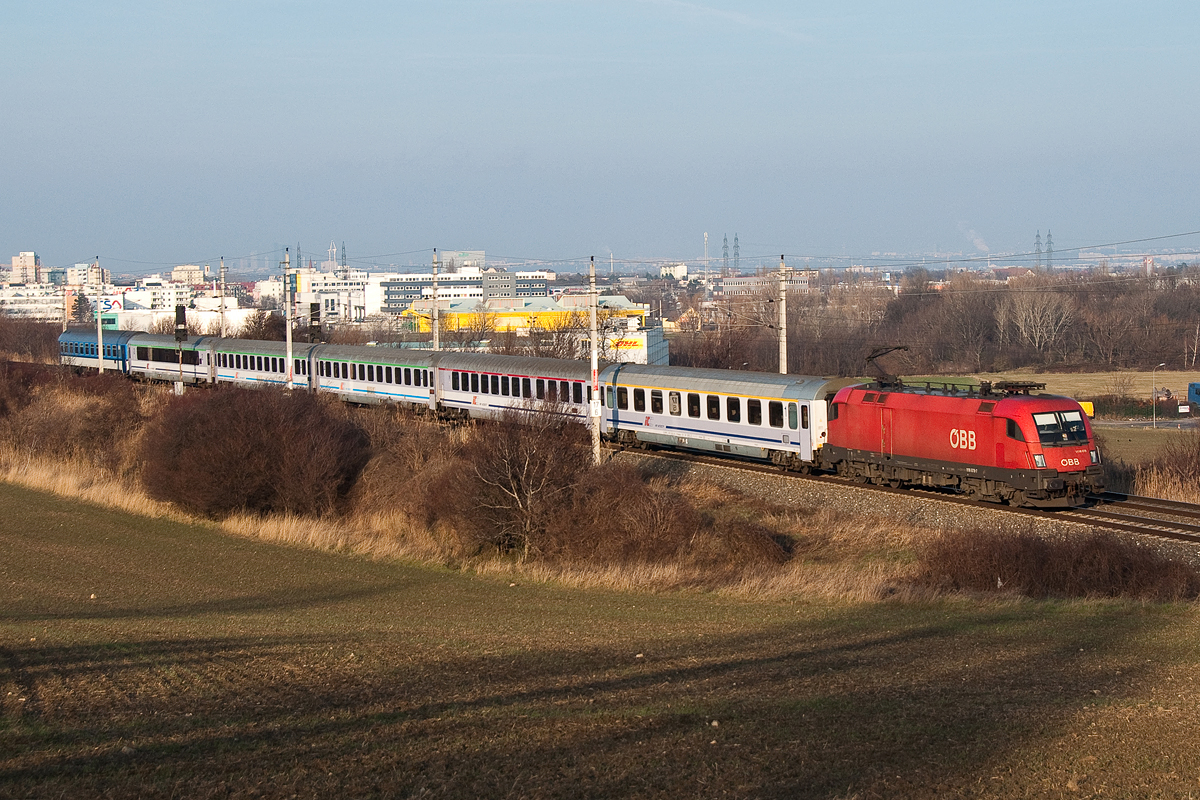 EC 103, unterwegs nach Villach Hbf., am 01.01.2014 bei Guntramsdorf-Thallern.

