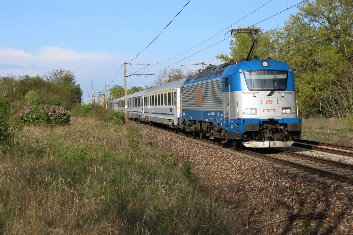 EC 104 von Wien Hbf nach Gdynia Głowna am 26.04.2017 mit 380.008 in Straßhof/Nordbahn
