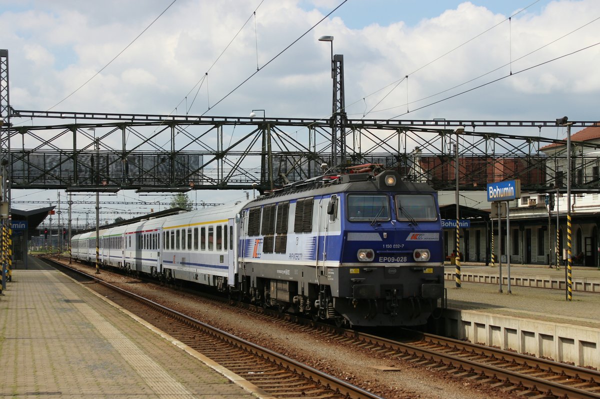 EC 104 von Wien Hbf nach Gdynia Glowna mit EP09-028 am 26.05.2017 in Bohumin