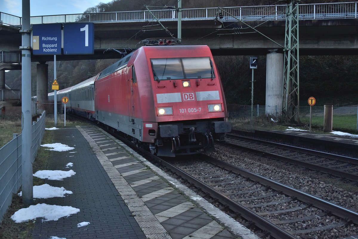 EC 113 nach Münster bei der Durchfahrt in Hirzenach am Freitag den 16.2.2018 gezogen von der 101 005-7 an dem Abend.