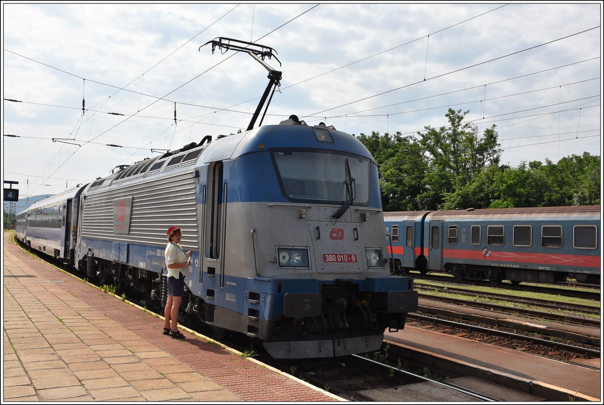 EC 130 nach Warszawa mit CD 380 010-9 in Szob. (10.06.2018)