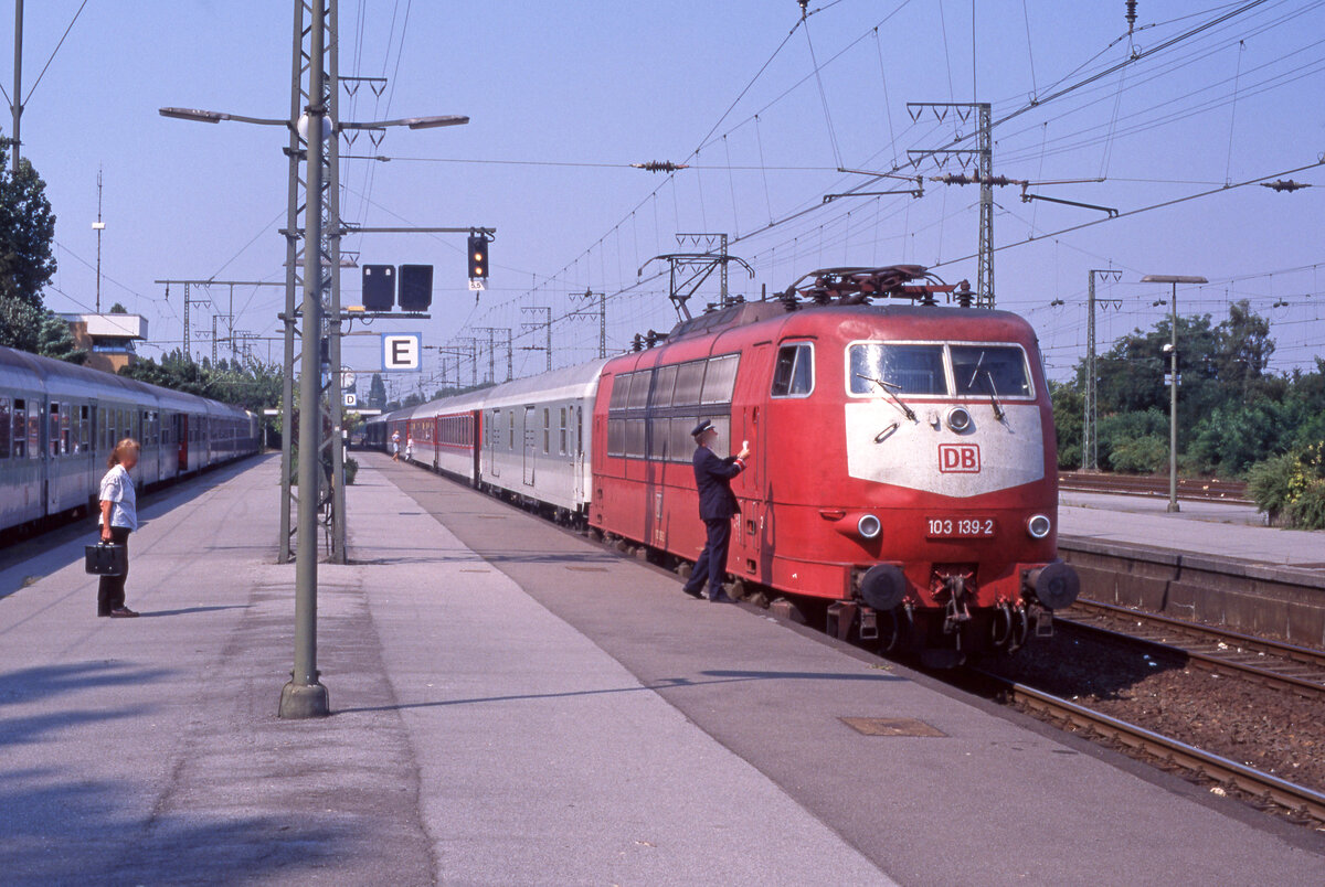 EC-145  Frans Hals  (Amsterdam CS - Köln Hbf) am Gleis 2 in Emmerich. DB 103 139-2, am 18.08.1995. Links die Regionalbahn und Stellwerk  Ef . Scanbild 6967, Fujichrome100. 