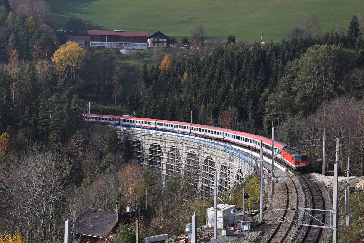 EC-158 mit 1144.206 fährt über den gerade in kompletter Renovierung samt Brüstung,Masten,Gleisneulage und Bögen befindliche Wagnergraben-Viadukt bei Klamm am 4.11.18