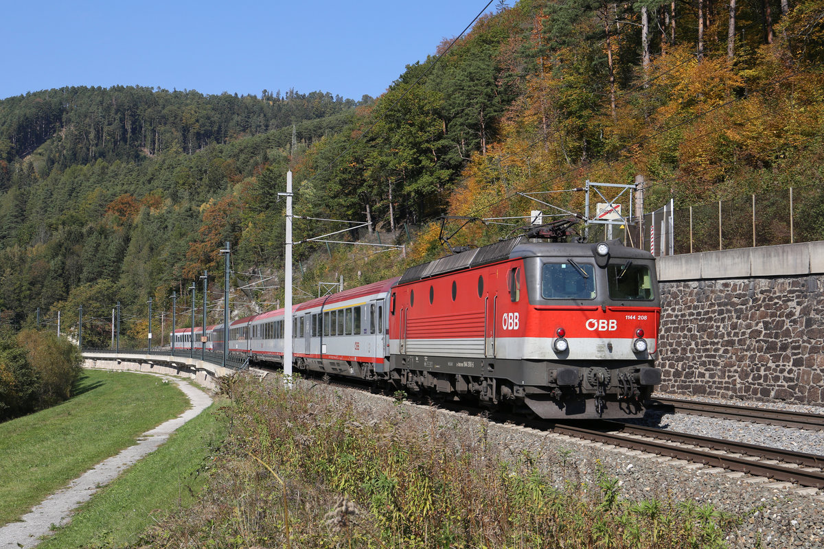 EC-158,einer der wenigen Lokbespannten Züge auf der Südbahn,fährt mit 1144.208 am 12.10.18 durch den Einfahrts-S Bogen in Gloggnitz.