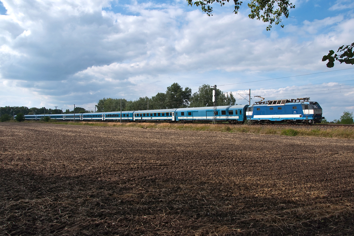 EC 171, unterwegs nach Budapest-Keleti. Die Aufnahme enstand kurz nach Breclav, am 21.08.2013.