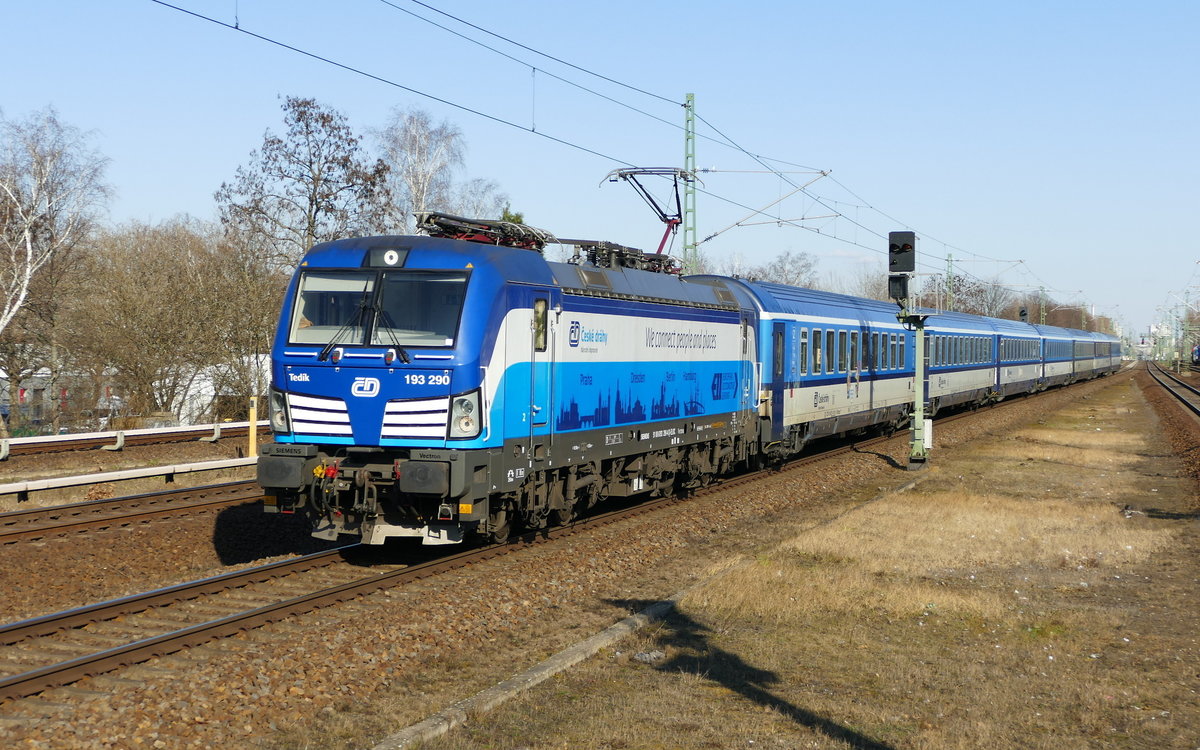 EC 174 mit der Siemens Vectron CD 193 290-4 ''Tedik'', durchfährt auf seiner Fahrt von Praha.hl.n. nach Hamburg Altona den Bhf. Berlin Jungfernheide. Berlin Bhf. Jungfernheide im März 2021.
