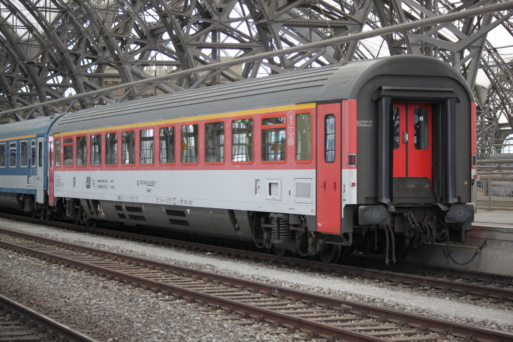 EC 174(Budapest-Keleti-Hamburg-Altona)stand am 15.07.2015 im Dresdener Hbf noch ohen Zuglok.