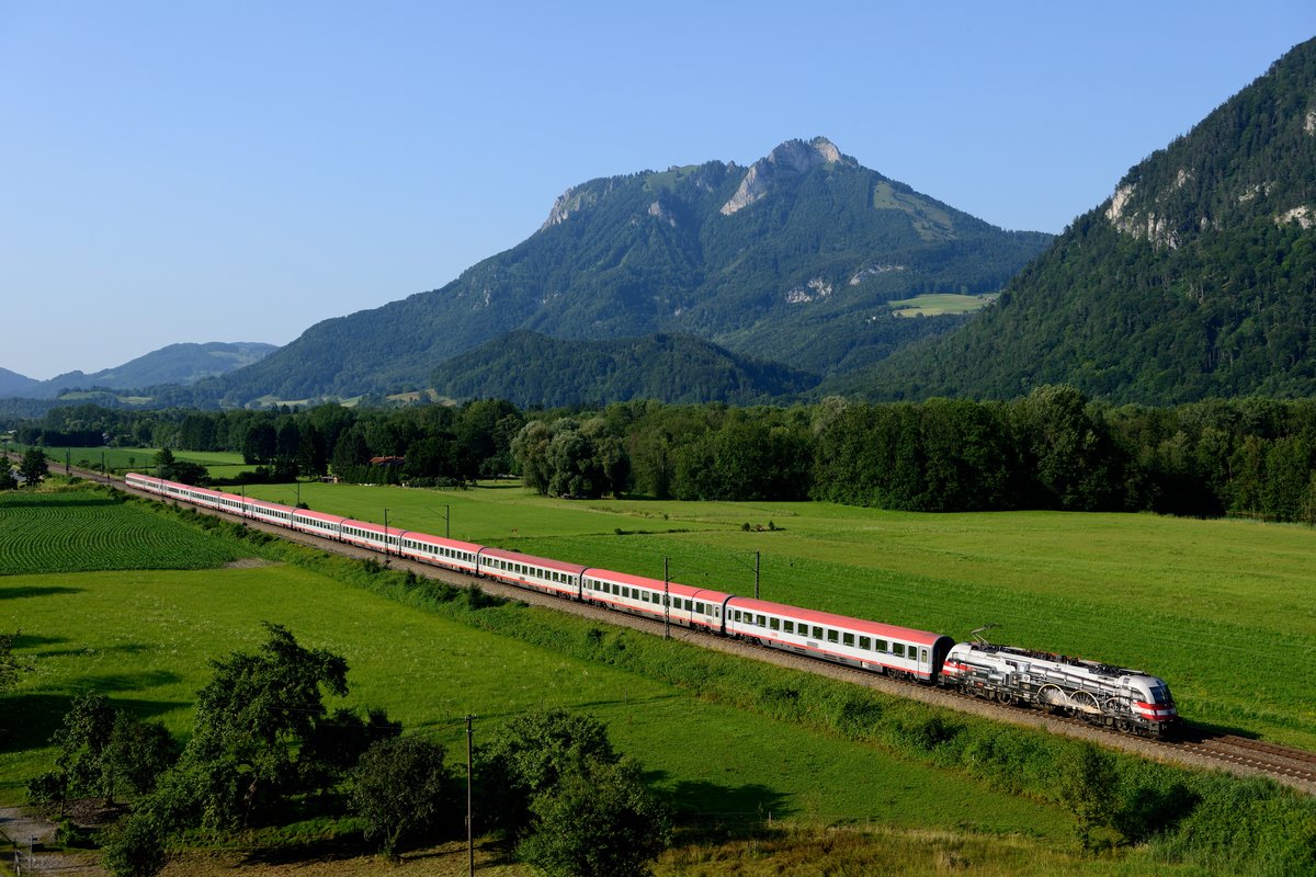 EC 189 nach Innsbruck konnte am 14. Juli 2013 bei Fischbach am Inn abgelichtet werden. Für dieses Motiv optimal war die stattliche Länge von 12 Wagen. Geführt wurde der Zug von Jubiläumslok 1216 020, die mit ihrer auffälligen Beklebung auf 175 Jahre Eisenbahn in Österreich aufmerksam macht.