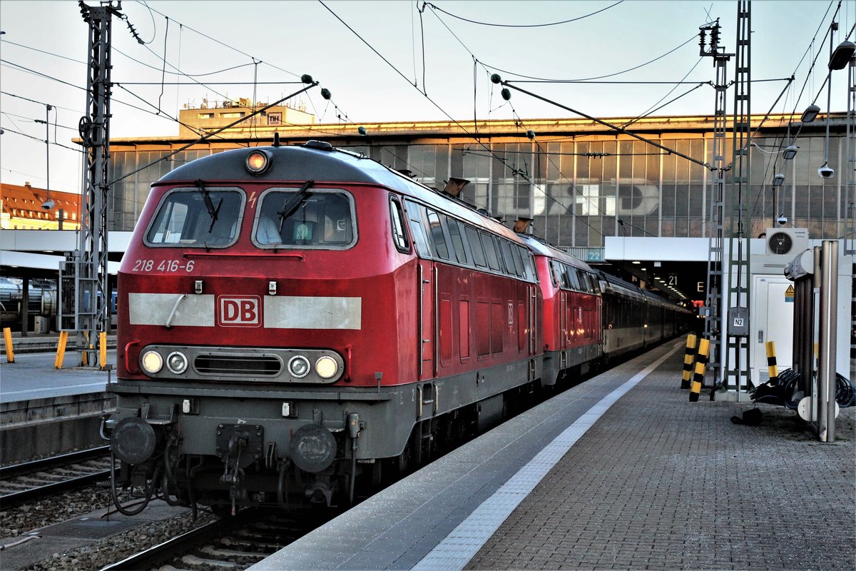 EC 192 von München Hbf via Lindau, St. Gallen, Winterthur HB und Zürich HB nach Basel SBB wartete am 1. Januar 2018 auf die planmässige Abfahrt um 16.33 Uhr auf Gleis 22 im Hbf München. Für die Fahrt über Memmingen wurde die DB 218 416-6 in Doppetraktion mit DB 218 422-4 bis nach Lindau Hbf vorgespannt. Ab Lindau hatte dann eine SBB Re 421 den EC 192 übernommen.