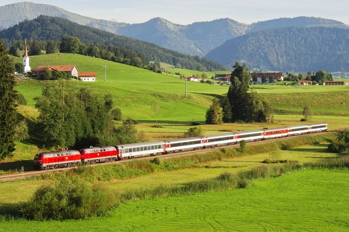 EC 192 von Mnchen nach Zrich am 01.09.2011 kurz nach der Durchfahrt von Oberstaufen. Links im Hintergrund Zell mit der gotischen Kapelle St.Bartolomus vor der Kulisse des Hochgrats.