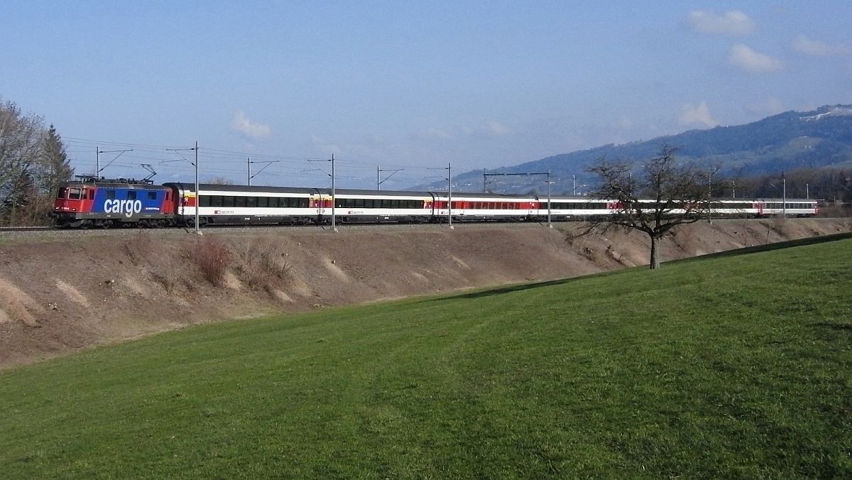 EC 194 von Mnchen nach Zrich passiert am 09.03.2012 zwischen Rorschach und St. Gallen in Krze die Station Mrschwil.