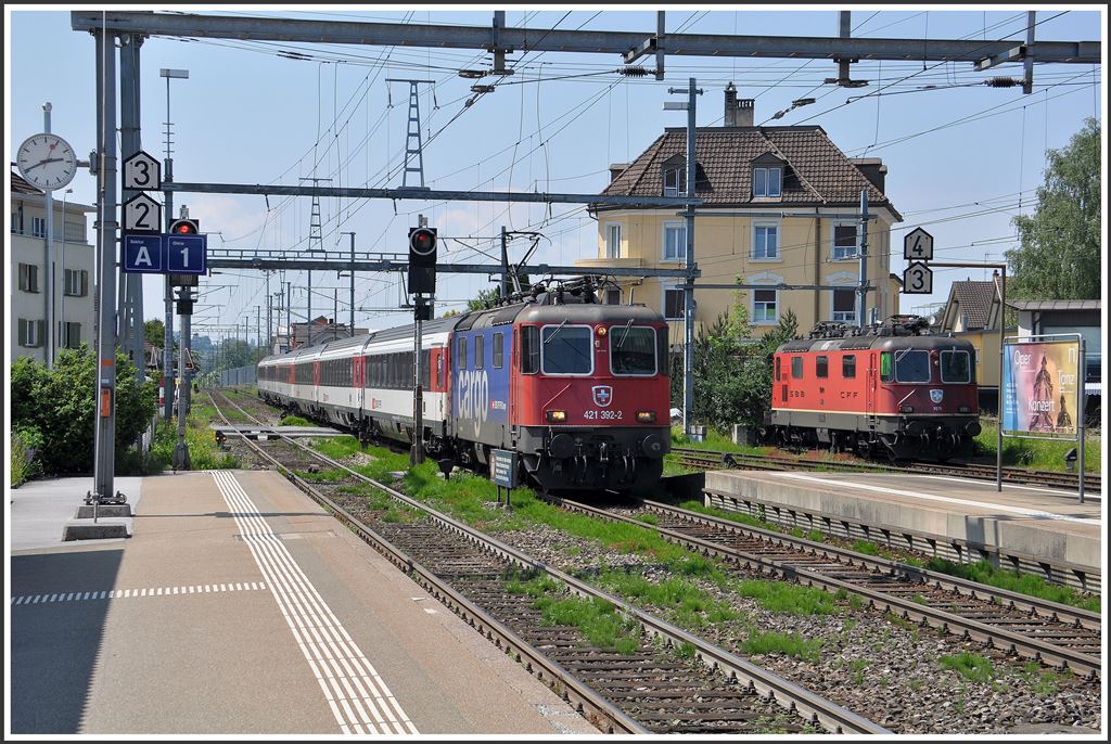 EC 195 mit der Re 421 392-2 aus Zürich fährt im Grenzbahnhof St.Margrethen ein. (27.05.2015)