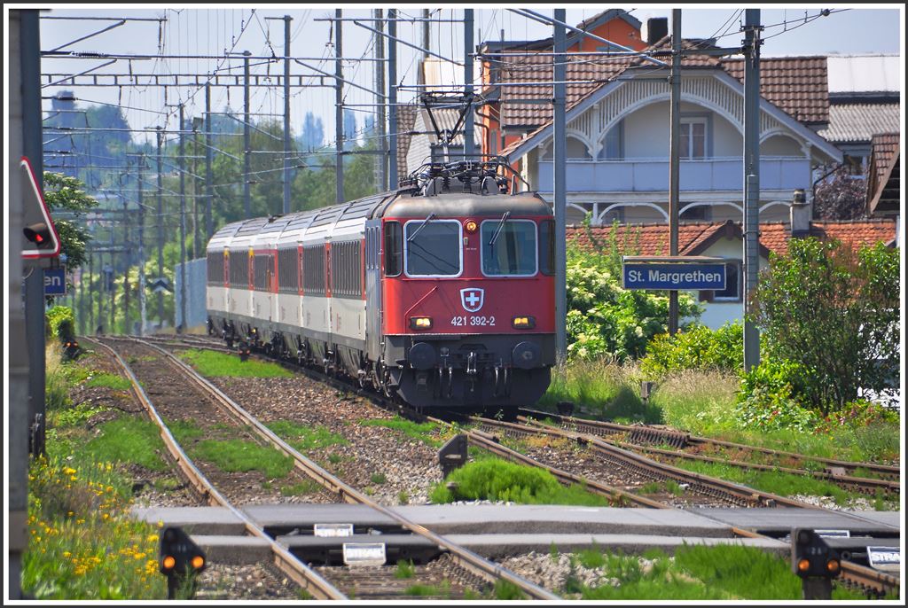 EC 195 mit der Re 421 392-2 aus Zürich fährt im Grenzbahnhof St.Margrethen ein. (27.05.2015)