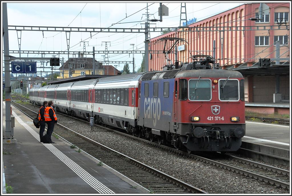 EC 195 nach München Hbf in St.Margrethen. Lokführer und Stromabnehmerwechsel an der schweizeerisch/österreichischen Grenze Die Re 421 371-6 ist mit einer breiteren Wippe für den österreichischen ZickZack der Fahrleitung ausgerüstet. (24.09.2015)