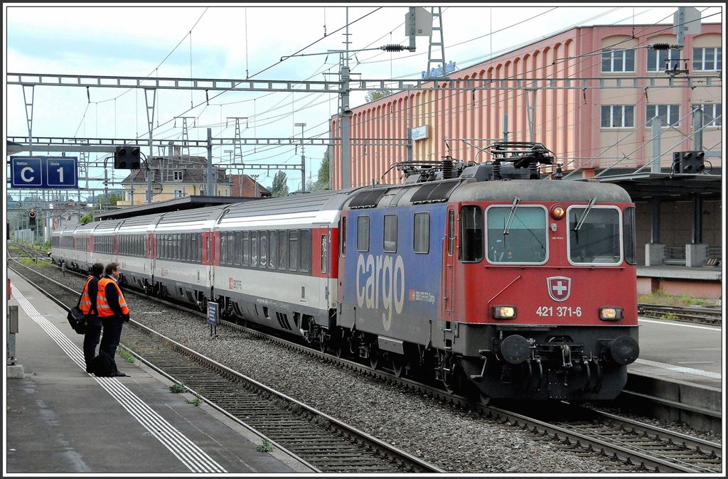 EC 195 nach München Hbf in St.Margrethen. Lokführer und Stromabnehmerwechsel an der schweizeerisch/österreichischen Grenze Die Re 421 371-6 ist mit einer breiteren Wippe für den österreichischen ZickZack der Fahrleitung ausgerüstet. (24.09.2015)