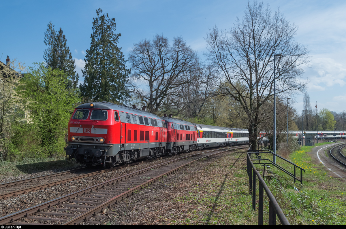 EC 195 von Zürich HB nach München Hbf durchfährt am 4. April 2016 Lindau Aeschach. Zugloks sind 218 401 und eine Schwesterlok.