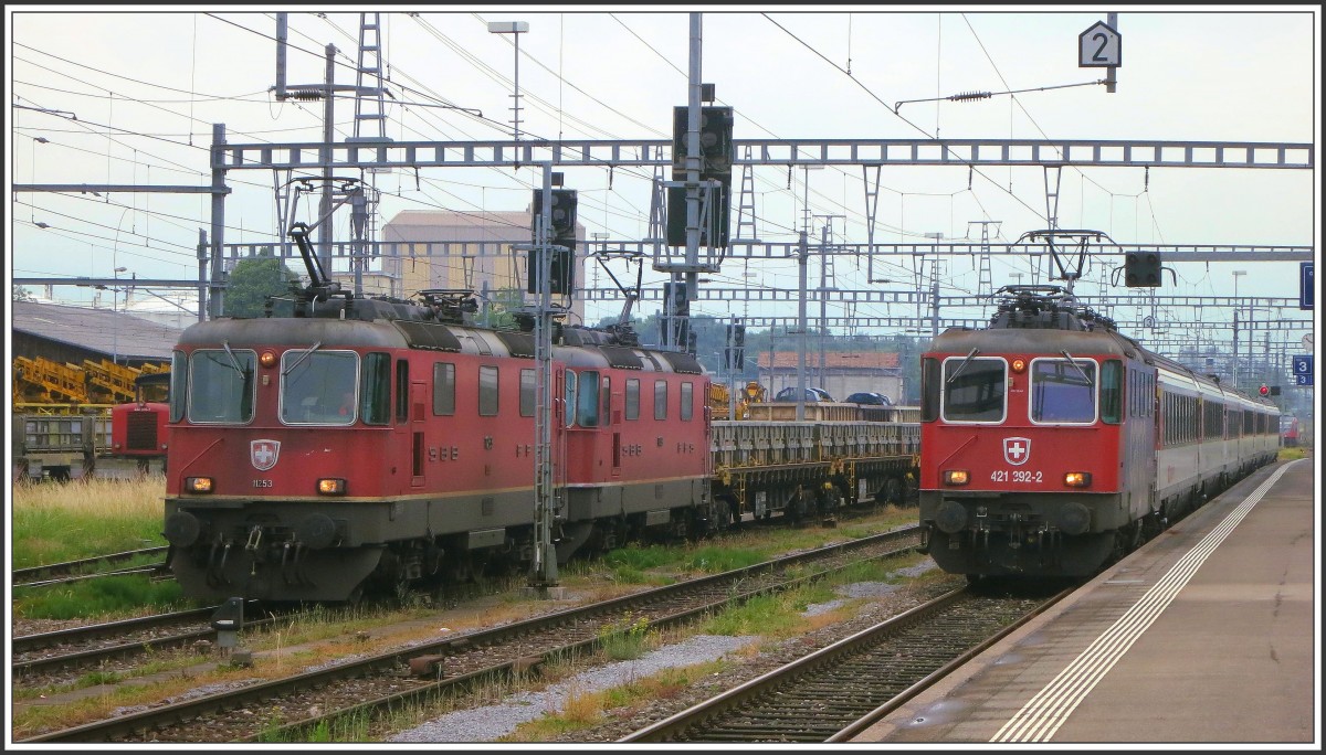 EC 196 aus Lindau mit 421 392-2 erreicht St.Margrethen.Daneben warten die Re 4/4 II 11253 und .... auf die Weiterfahrt. (16.06.2015)