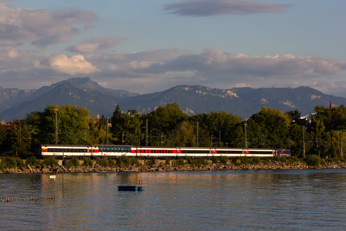 EC 197 auf dem Bahndamm Lindau mit (vl) dem Staufen, dem Hohen Freschen, dem Schwarzenberg und der HohenKugel im Hintergrund. 18.7.20