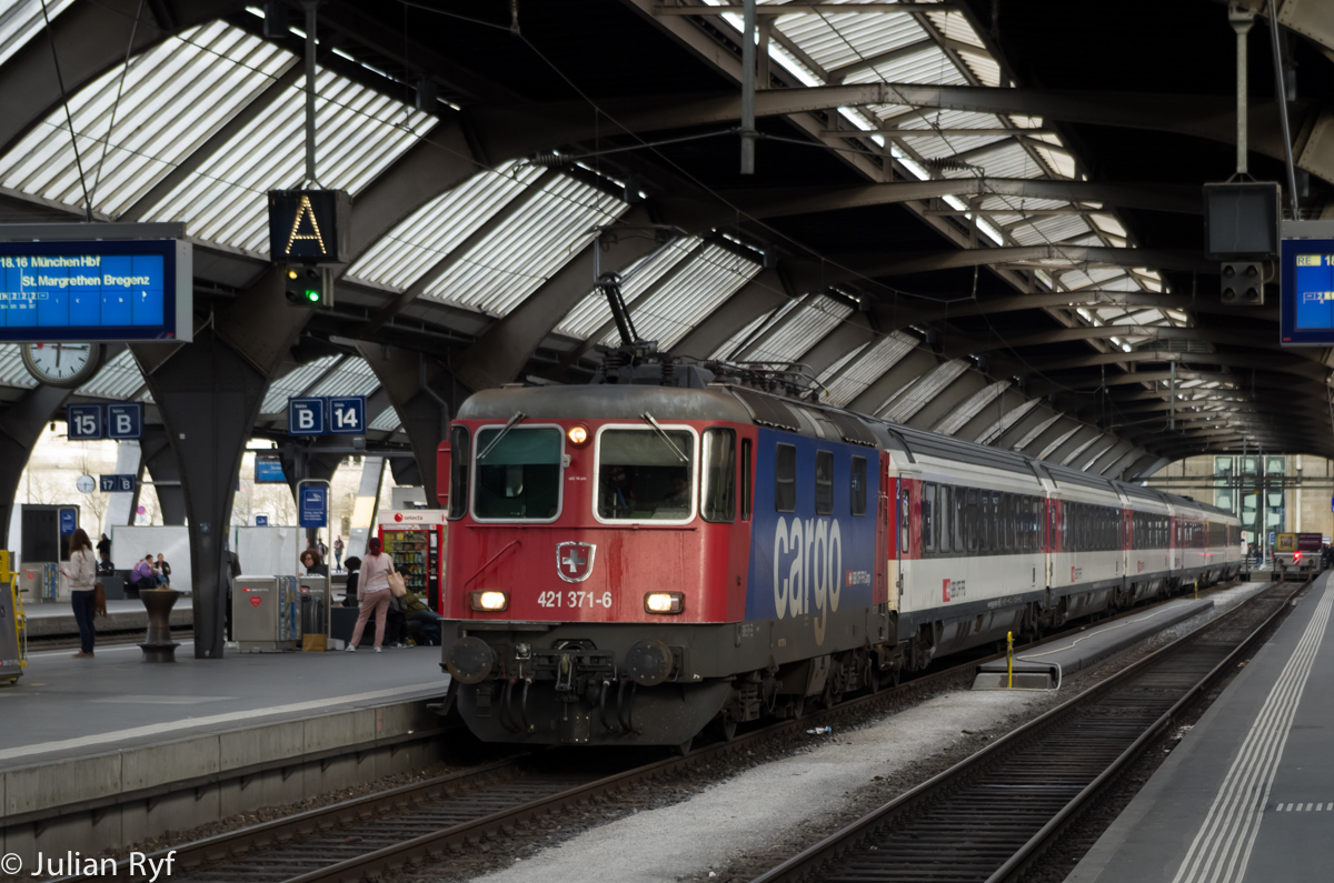 EC 197 hat den Abfahrtsbefehl bereits erhalten und so wird sich Re 421 371 in wenigen Sekunden pünktlich in Richtung München in Bewegung setzen.
11. April 2015 18:16:47, Zürich HB.