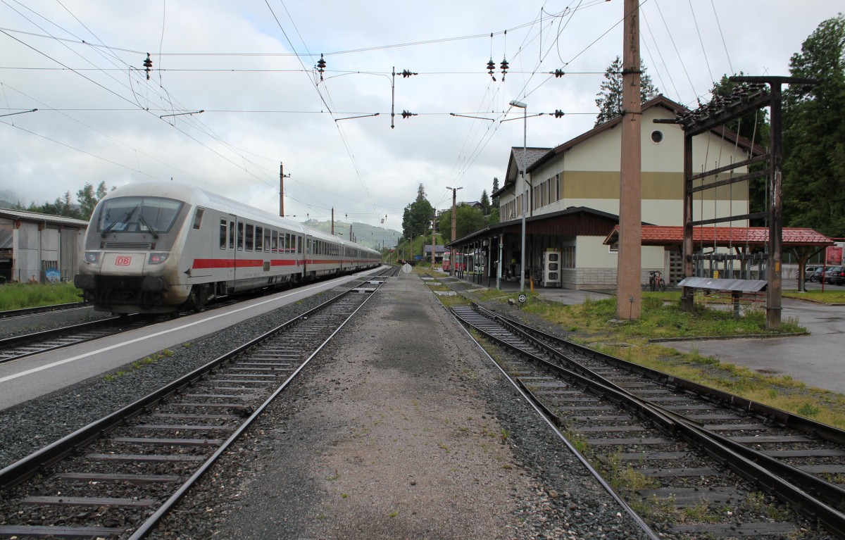 EC 218 beim Halt im Bahnhof Radstadt auf dem Weg von Graz über Salzburg, München nach Frankfurt, Blickrichtung Bischofshofen, Mai 2014