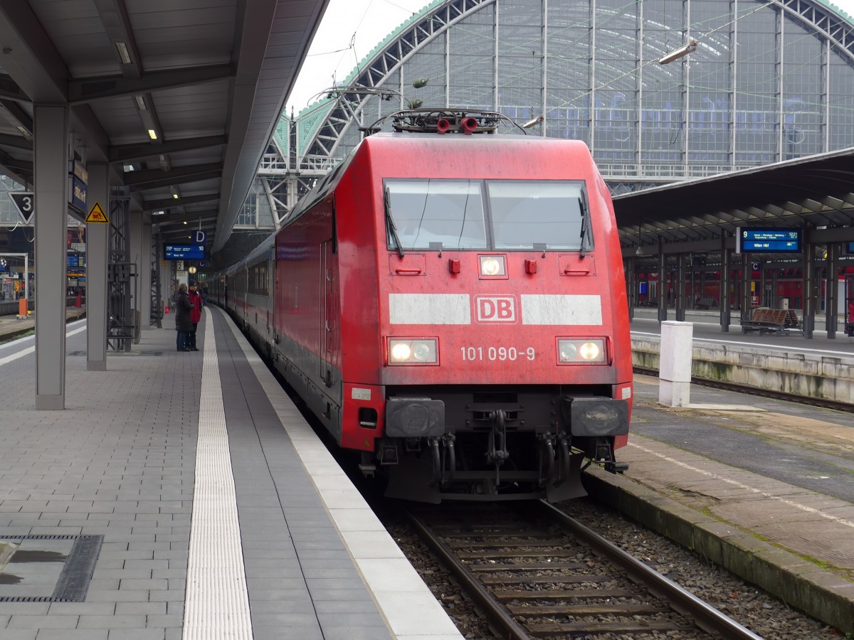 EC 219 (Frankfurt - Graz) steht in Frankfurt am Main Hbf abfahrbereit auf Gleis 10. Gezogen wird der Zug von 101 090-9. (09.01.2016)
