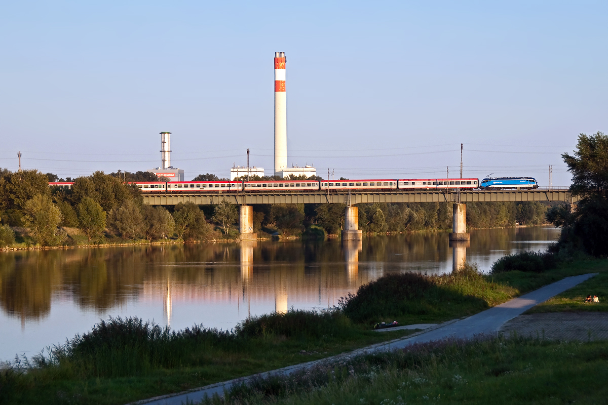 EC 279 überquert die neue Donau in Wien, an einem sonnigen Abend im August. Die Aufnahme entstand am 28.08.2014.