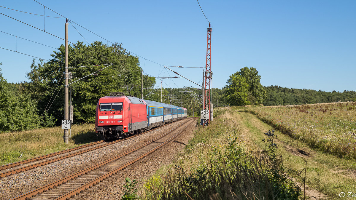 EC 379 am 13.08.2015 auf der Insel Rügen, gezogen von 101 009-9 und CD-Wagen.