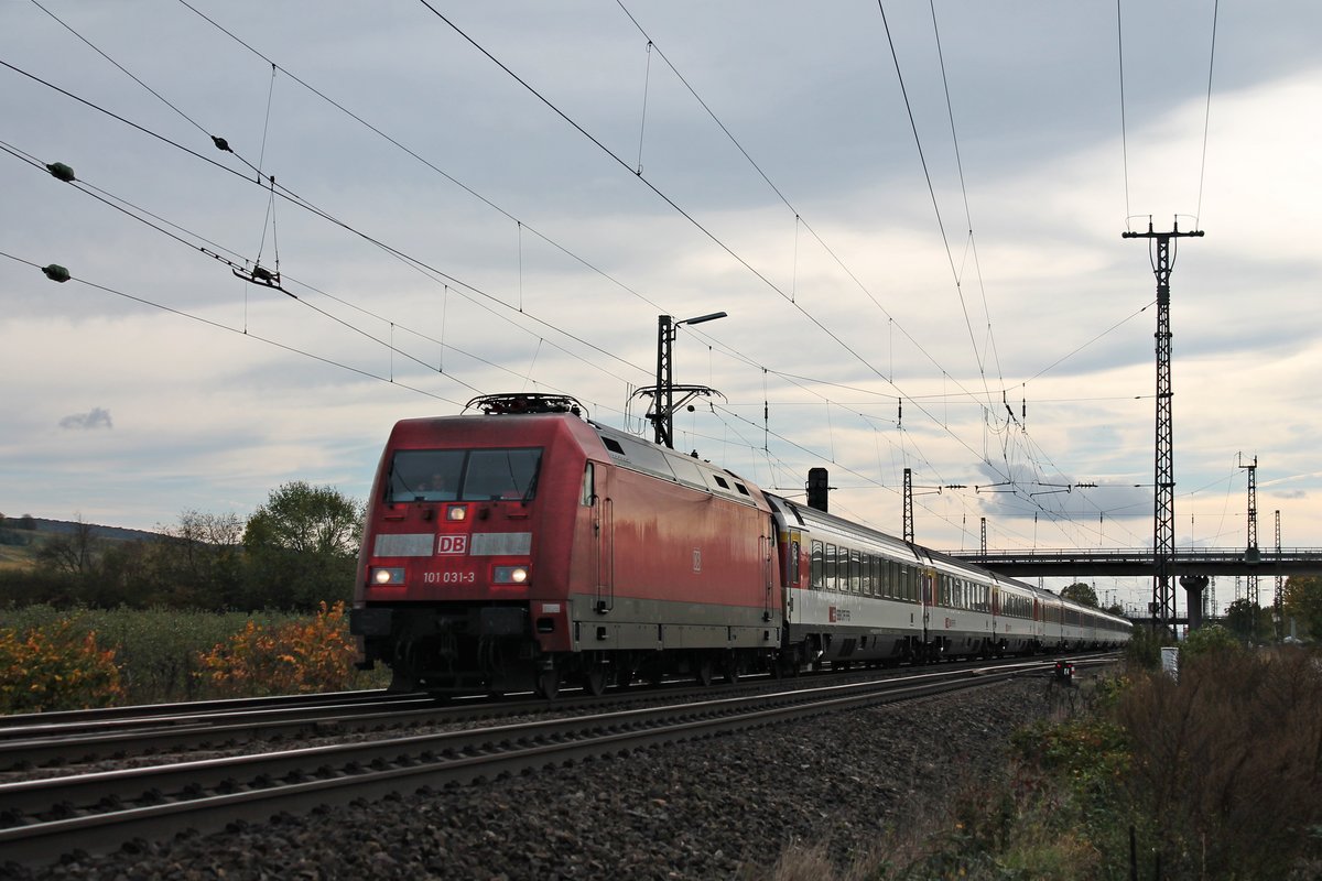 EC 7 (Interlaken Ost - Hamburg Altona) am Nachmittag des 28.10.2017 mit der 101 031-3 bei Müllheim (Baden) im Markgräflerland.