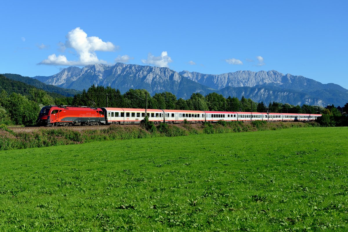 EC 84 von Bologna Centrale nach München HBF wurde am 13. August 2016 von der im Railjet-Design gehaltenen 1216.018 gezogen. Die Leistung konnte ich bei Einöden fotografieren. Im Hintergrund erhebt sich das Kaisergebirge.