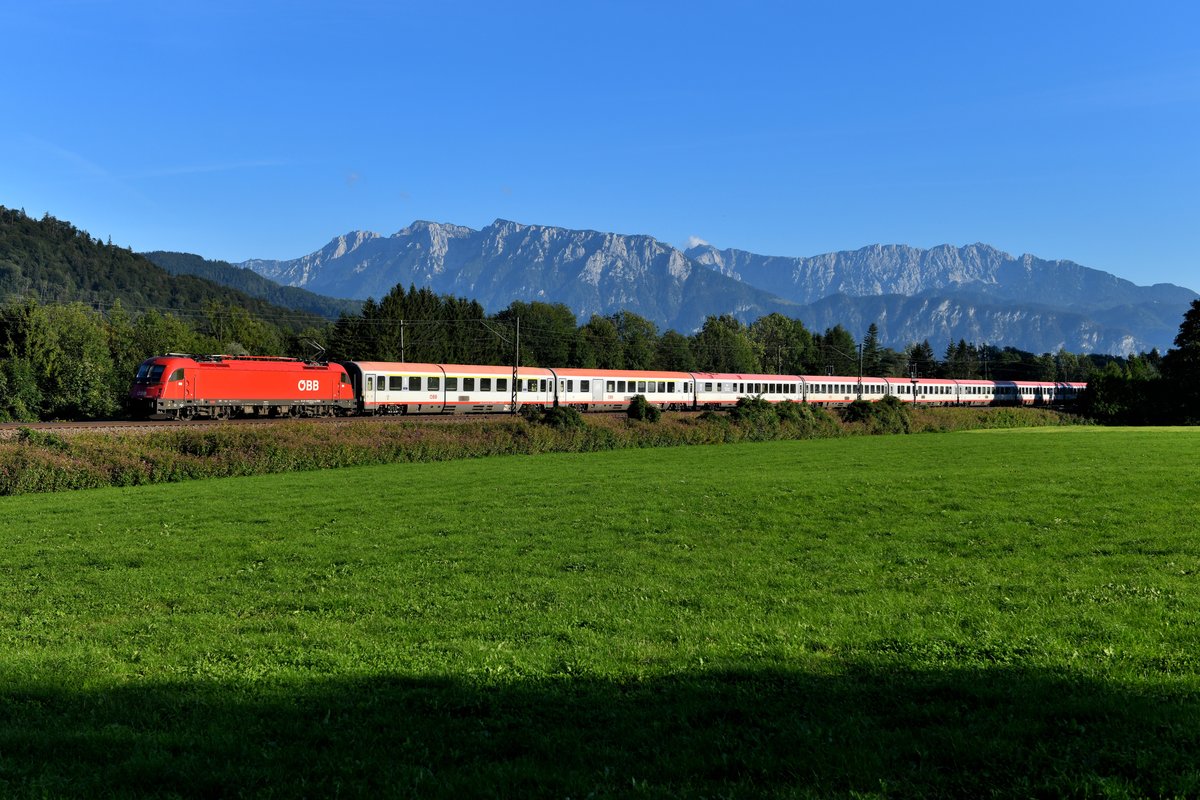 EC 84 von Bologna Centrale nach München HBF wurde am 13. September 2019 von der 1216.013 gezogen. Die Leistung konnte ich bei Einöden fotografieren. Im Hintergrund erhebt sich das Kaisergebirge.