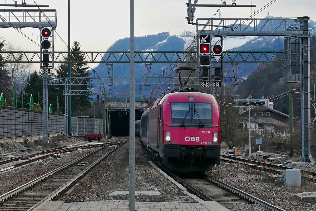 EC 86, Venezia Santa Lucia - München, am 06.03.2020 gezogen von 1216 008 / E 190 008, durchfährt den Bahnhof von Waidbruck - Lajen / Ponte Gardena - Laion.
